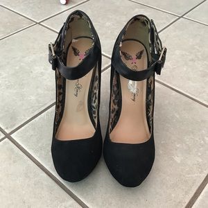 Super cute platform heels!